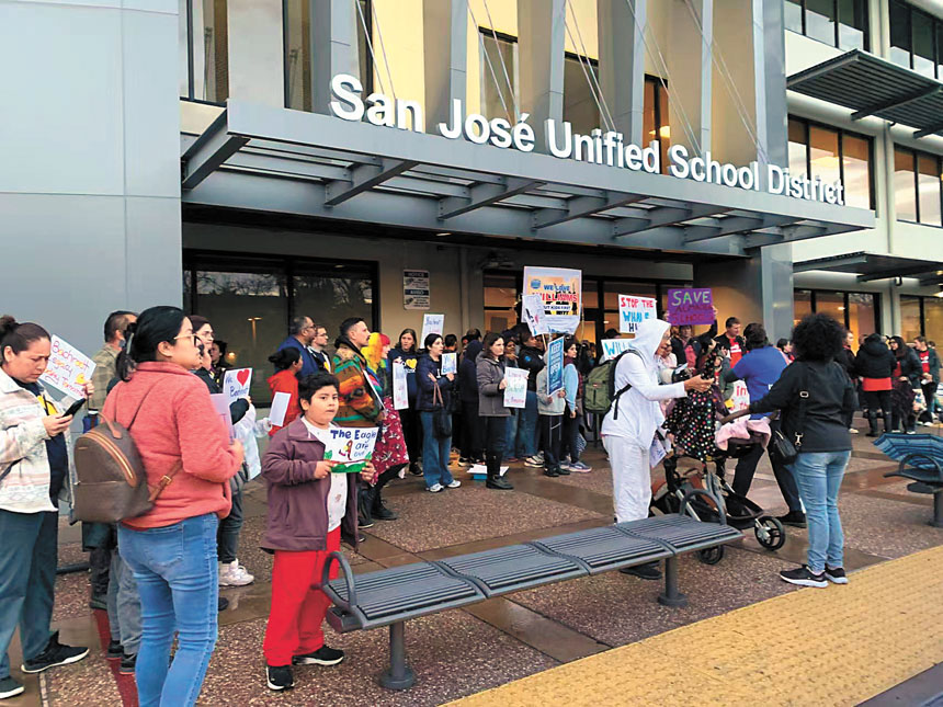 反對關校的家長2月10日在SJUSD董事會會議聽前抗議。家長提供