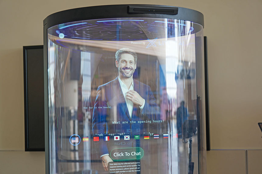 聖荷西市市長馬漢的AI全息影像與遊客互動。LiveX AI