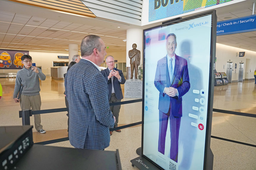 聖荷西鯊魚隊總裁貝徹與他的AI虛擬形象合影。LiveX AI