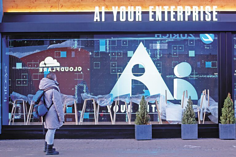 AI產業發展迅速，圖為上月瑞士達沃斯世界經濟論壇的大型廣告牌宣傳企業AI產品。美聯社資料圖片