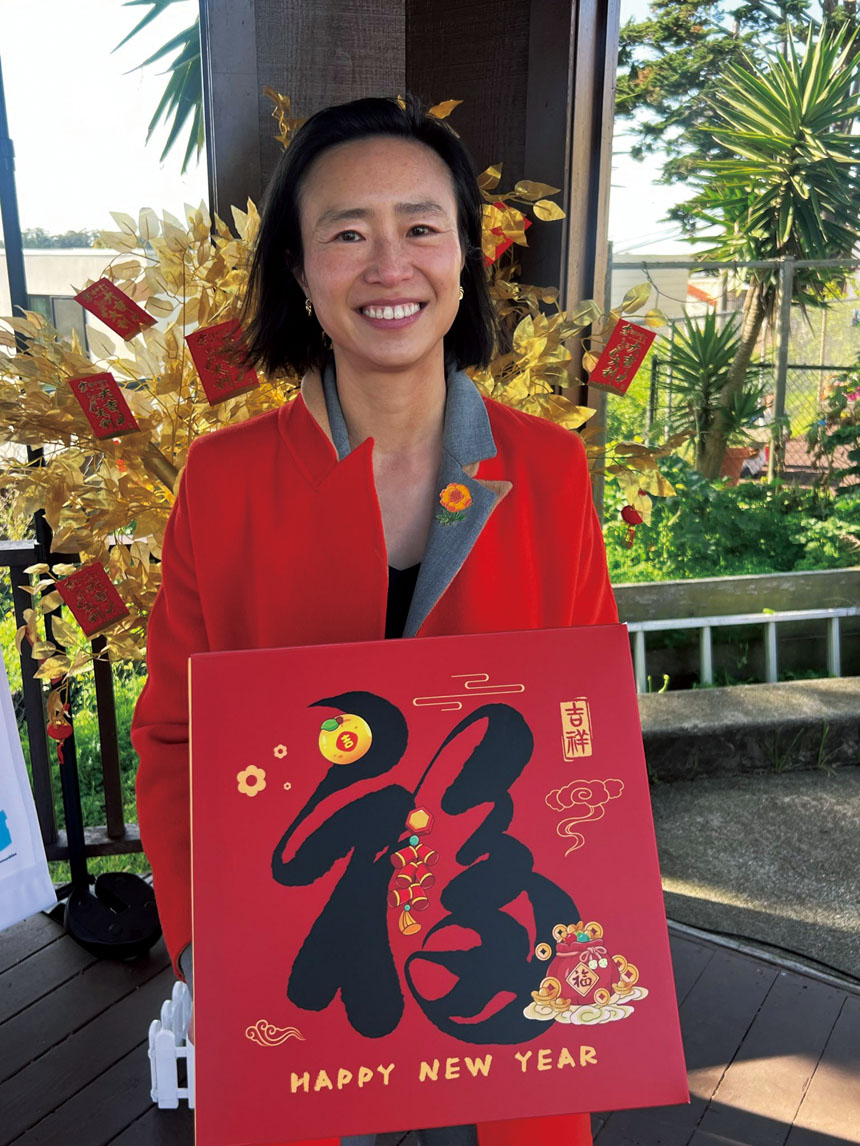 陳詩敏手持「福」字新春賀板，向社區居民送上農曆新年祝福。市參事辦公室提供