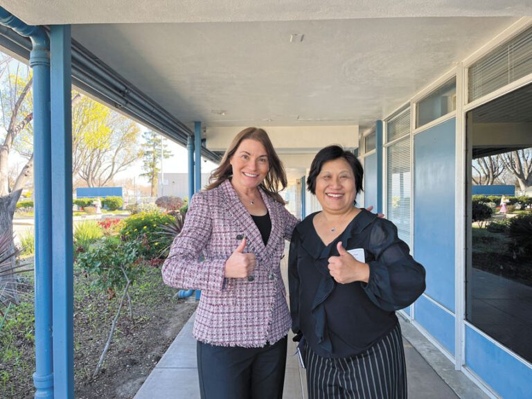 古柏蒂奴市長摩爾（左）和副市長趙良方推廣「探索古柏蒂奴」線上平台。記者王蔚攝