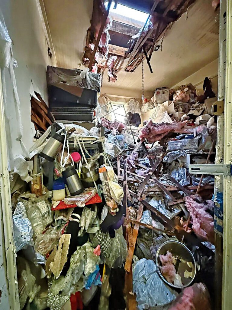 起火單位內囤積大量雜物。三藩市消防局