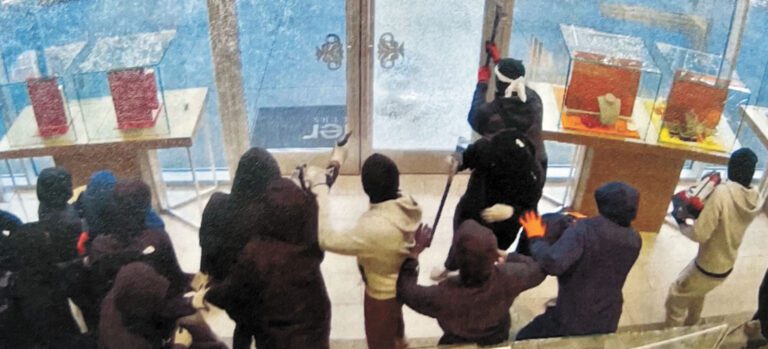 東灣聖拉蒙珠寶店Heller Jewelers去年發生集體搶劫案。康特拉科斯特縣法庭