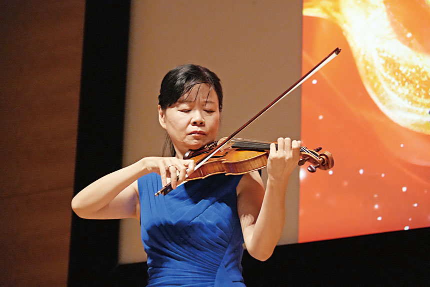 世界著名小提琴家黃濱演奏天籟之聲。記者黃偉江攝