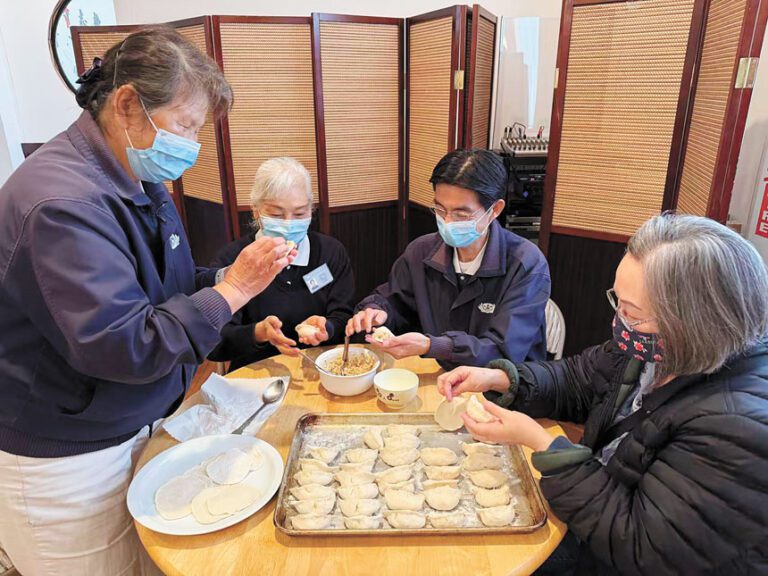 慈濟舊金山支會舉辦「蔬食過年.福氣自然來」包元寶活動。林育貞提供