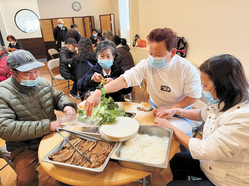 民眾體驗製作豆腐越南春捲。林育貞提供