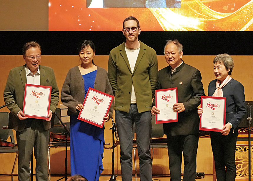 加州參議員威善高向黃濱、曹樹堃伉儷及劉源凱等人頒發賀狀。記者黃偉江攝