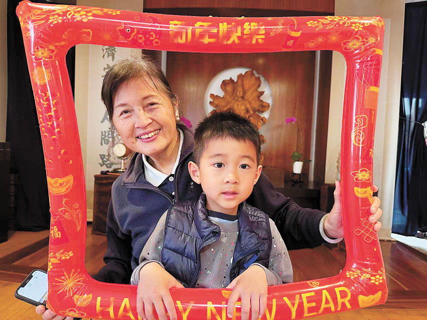 陳雪玲（慮進）師姐與孩子拍照留念。林育貞提供