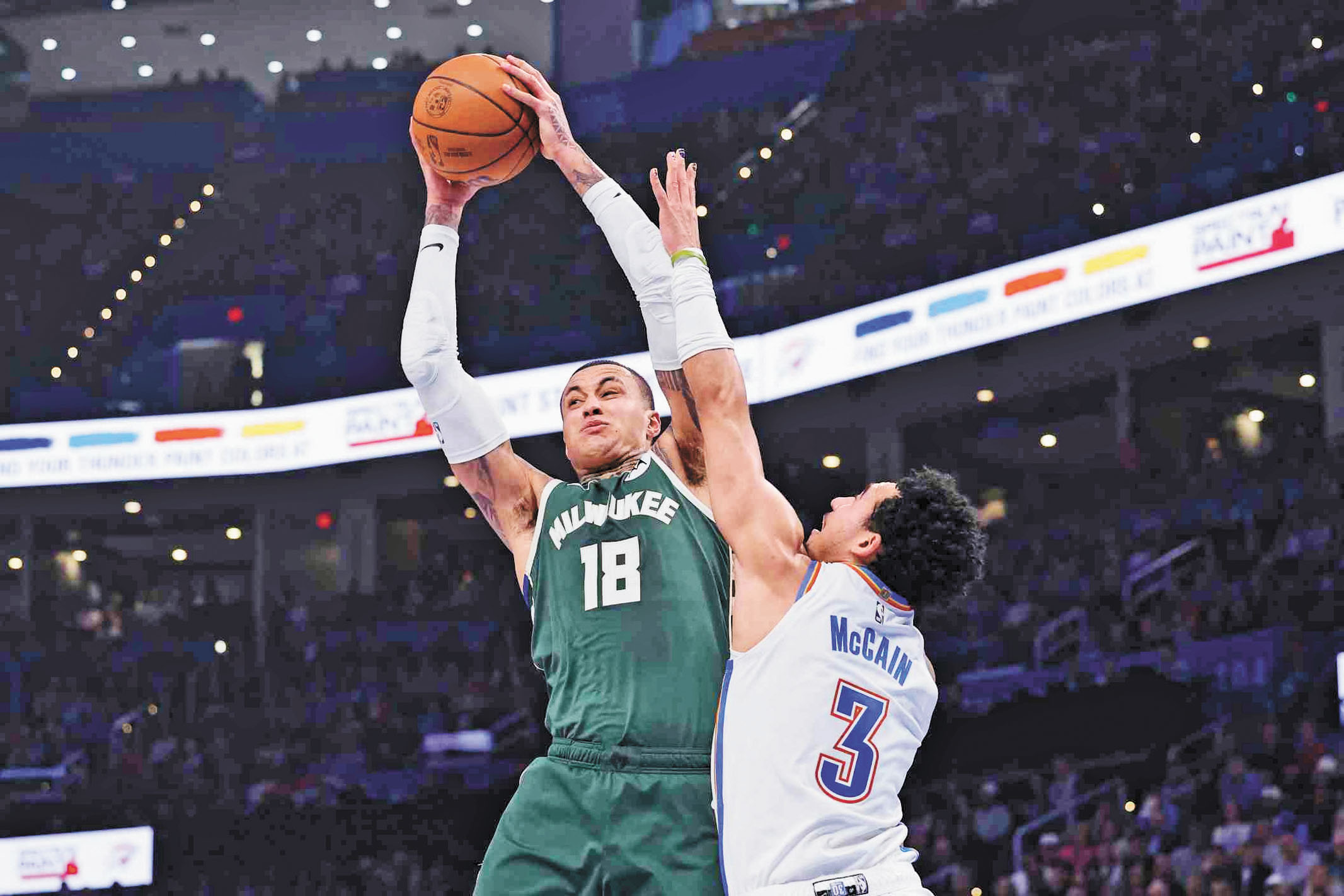 庫茲馬(左)與雷霆後衛麥凱恩爭搶籃板球輕而易得。路透社