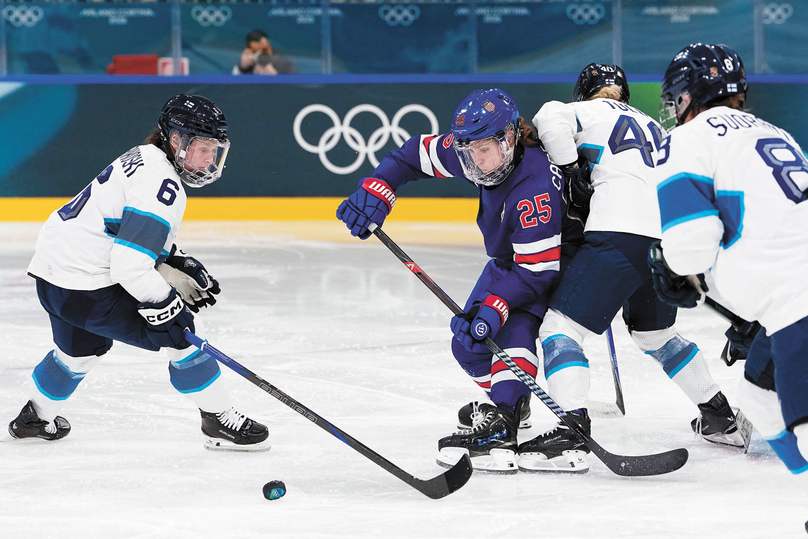 卡朋特(25號)在比賽中搶球。 美聯社