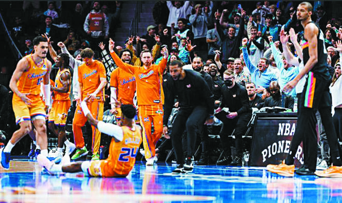 黃蜂險勝馬刺,球員振臂相慶。網上圖片