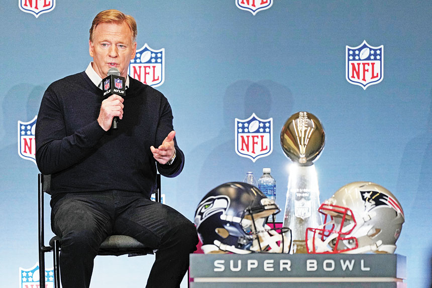 古德爾在新聞發布會上介紹NFL相關情況。美聯社