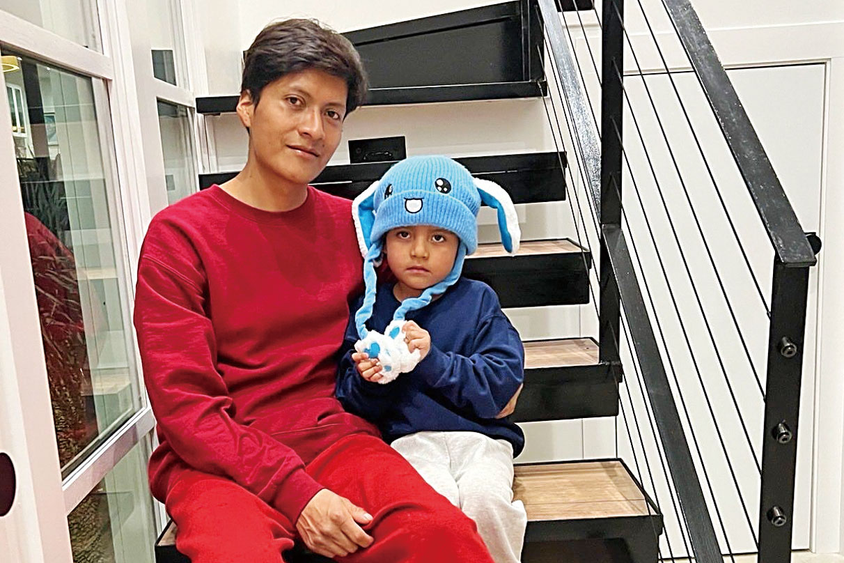 明州移民父親阿里亞斯和他的五歲兒子拉莫斯1月31日從迪利拘留中心獲釋。 美聯社
