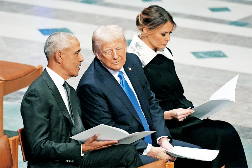 圖為去年奧巴馬與特朗普出席前總統卡特國葬時交談。美聯社資料圖片