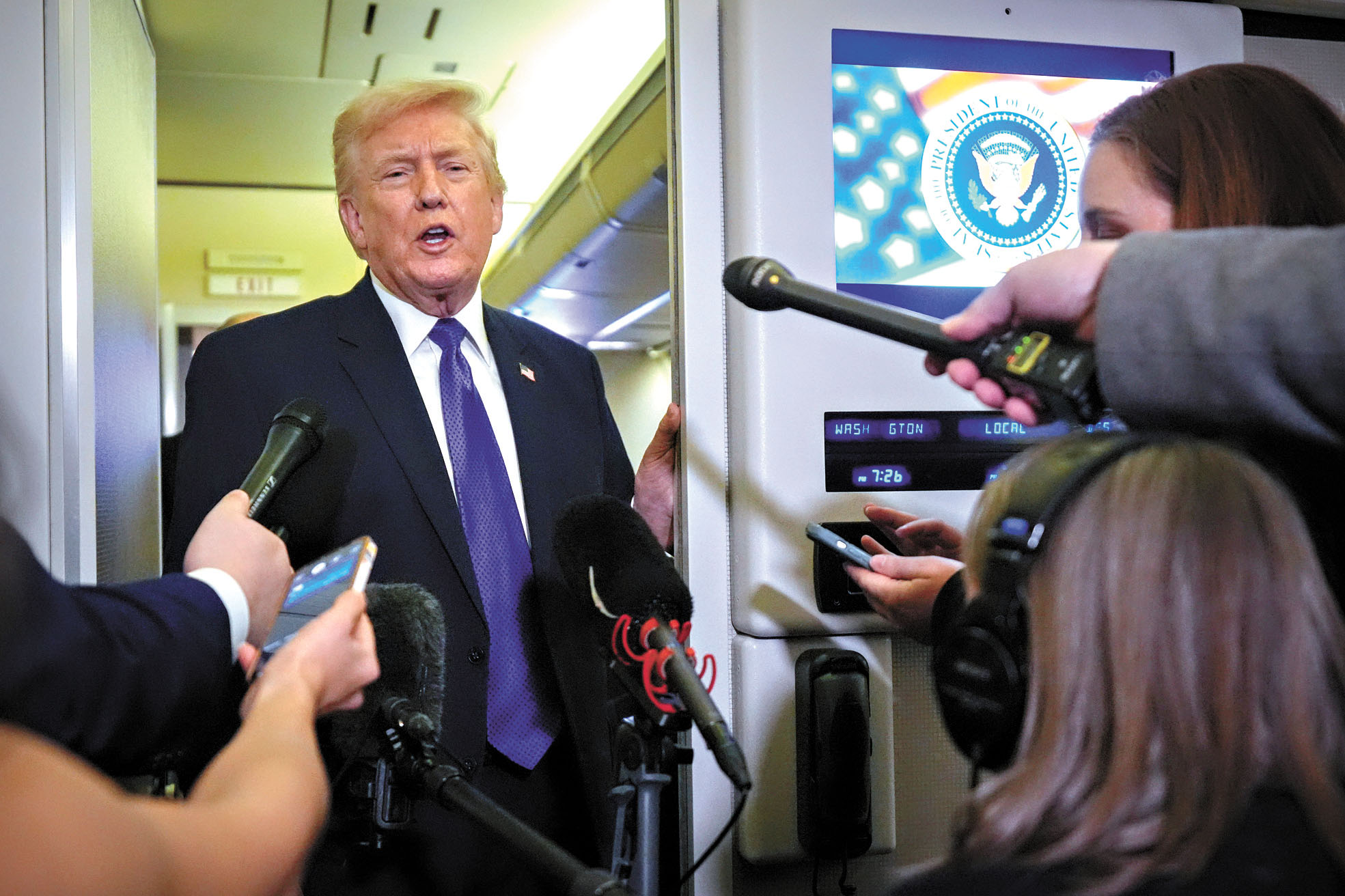 特朗普總統6日晚在空軍一號上回答記者問題。美聯社