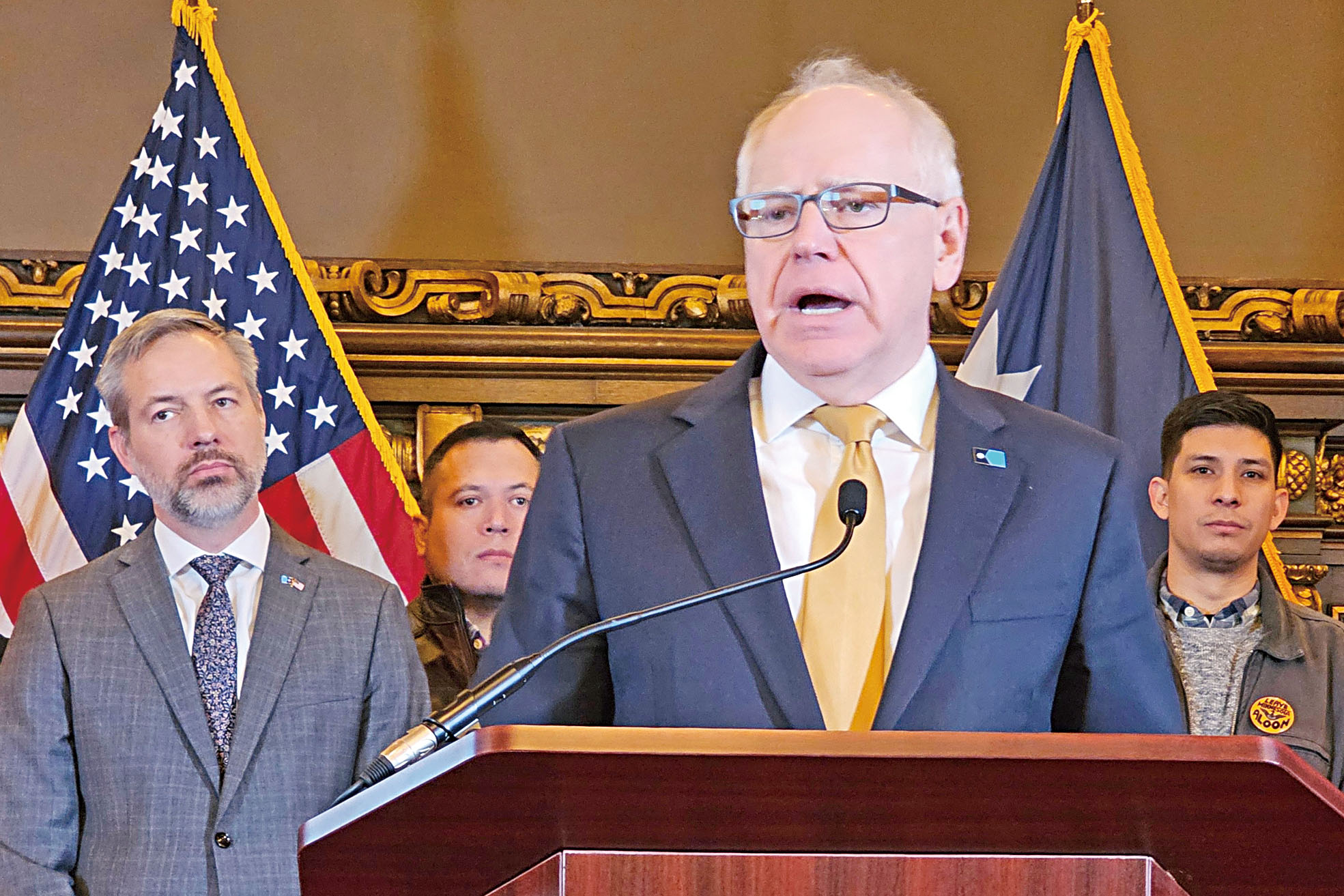 明州州長沃爾茲12日在州議會召開記者會。美聯社