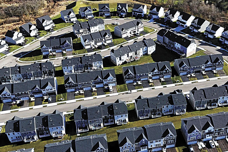 去年全美房產銷售量跌至30年來新低，房價自2019年以來飆升逾50%，導致許多首購族被排擠出市場。美聯社