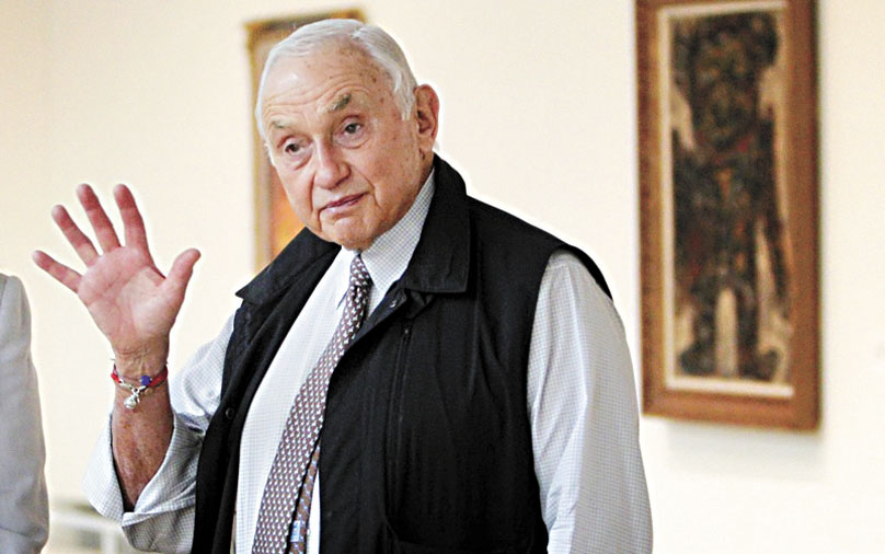 民主黨籍眾議員康納表示，維多利亞的秘密母公司創始人、億萬富翁韋克斯納（Leslie Wexner，如圖）名字出現在愛潑斯坦的檔案中，被司法部塗黑。美聯社