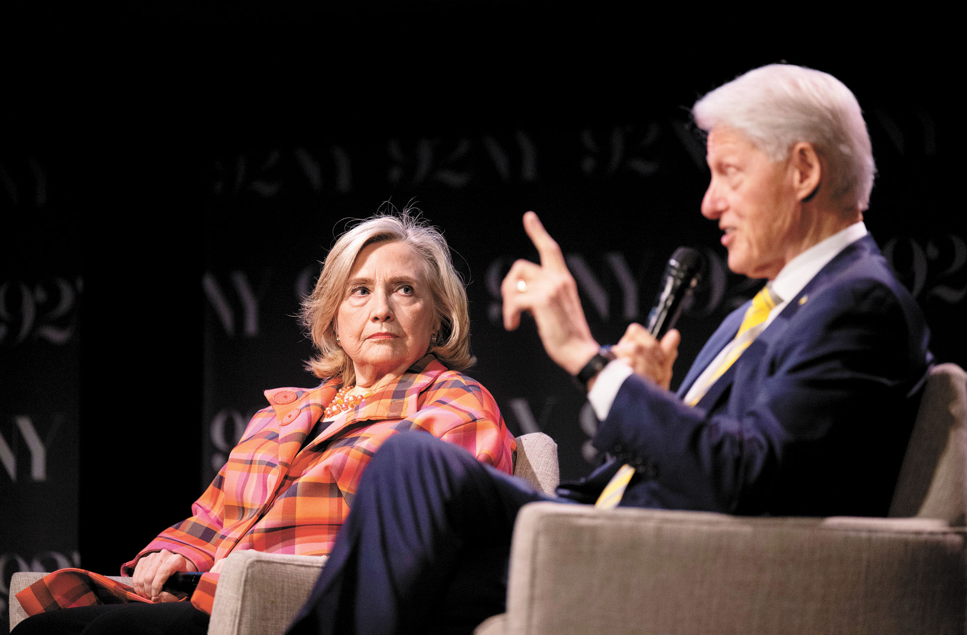 希拉莉要求眾院監督委員會安排她與克林頓在公開聽證會上作證。美聯社資料圖片