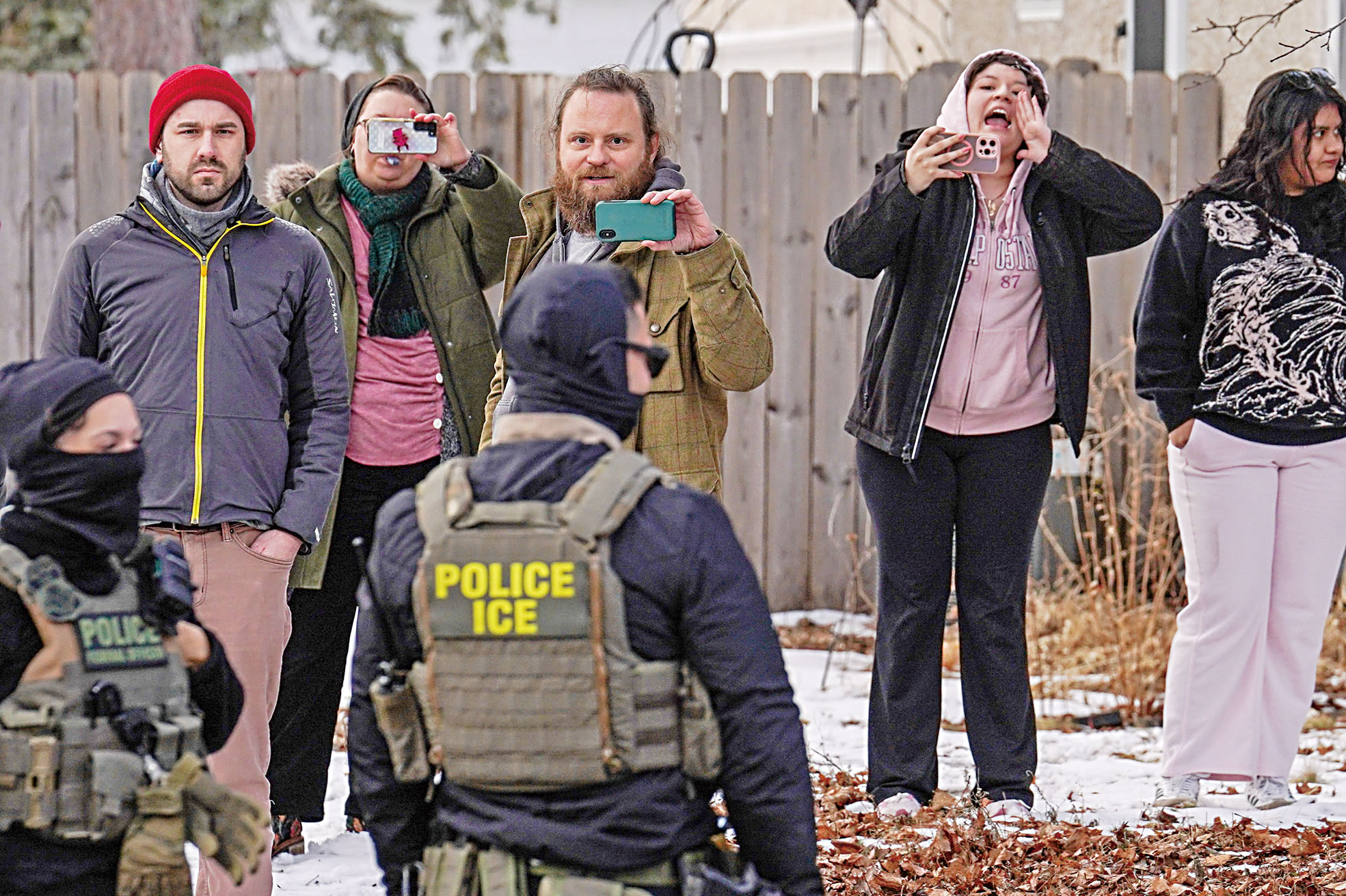 圖為聯邦執法人員日前在明尼阿波利斯展開移民執法行動期間，旁觀者在場拍攝。美聯社資料圖片