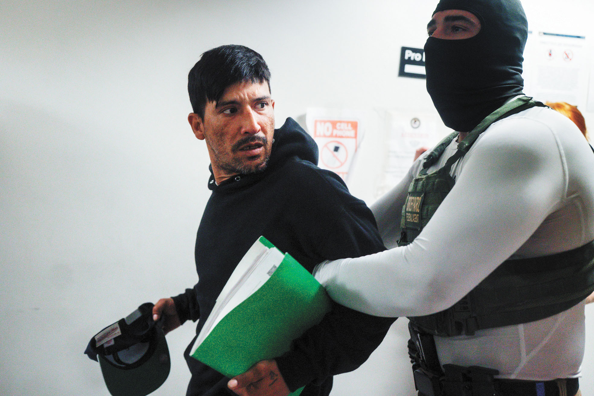 圖為來自厄瓜多爾的庇護申請者加西亞(Marlon Garcia),去年在紐約移民法庭聆訊結束後被拘留,回頭望向妻子與子女。美聯社資料圖片