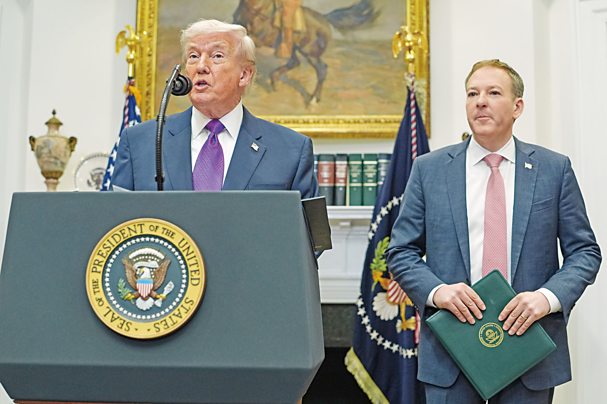 特朗普總統與環保署長李修頓12日一同出席白宮記者會。美聯社