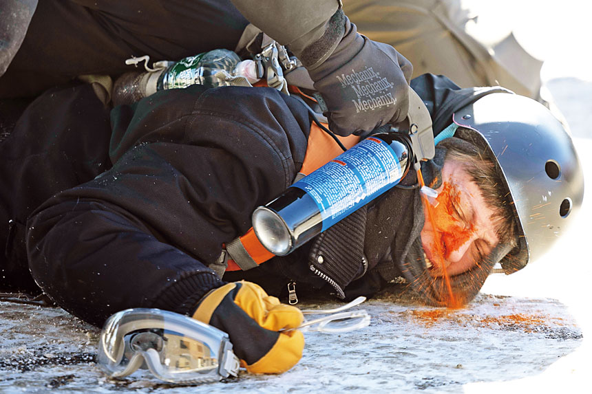 上月明州一名示威者被拘押時,遭近距離噴射胡椒噴霧。Ellen Schmidt/MinnPost/美聯社