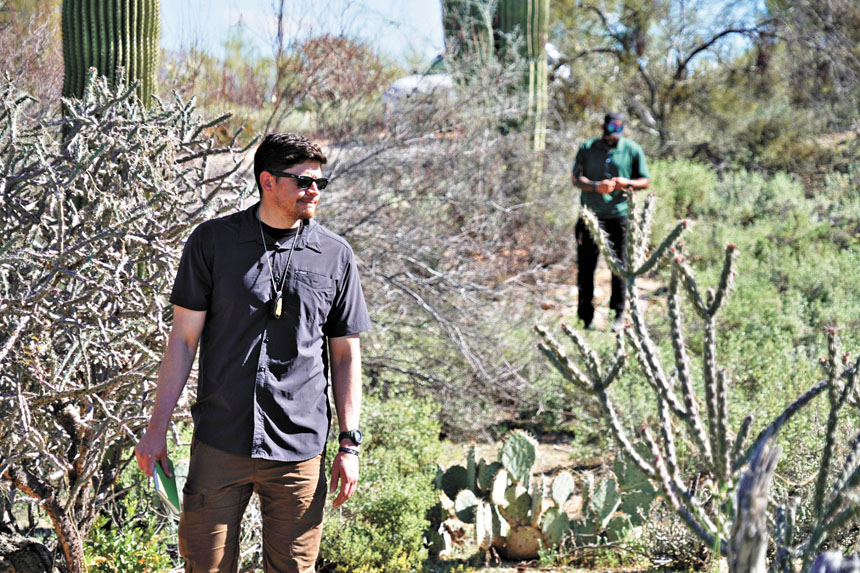 執法人員11日在圖森市南希寓所一帶展開搜索。美聯社