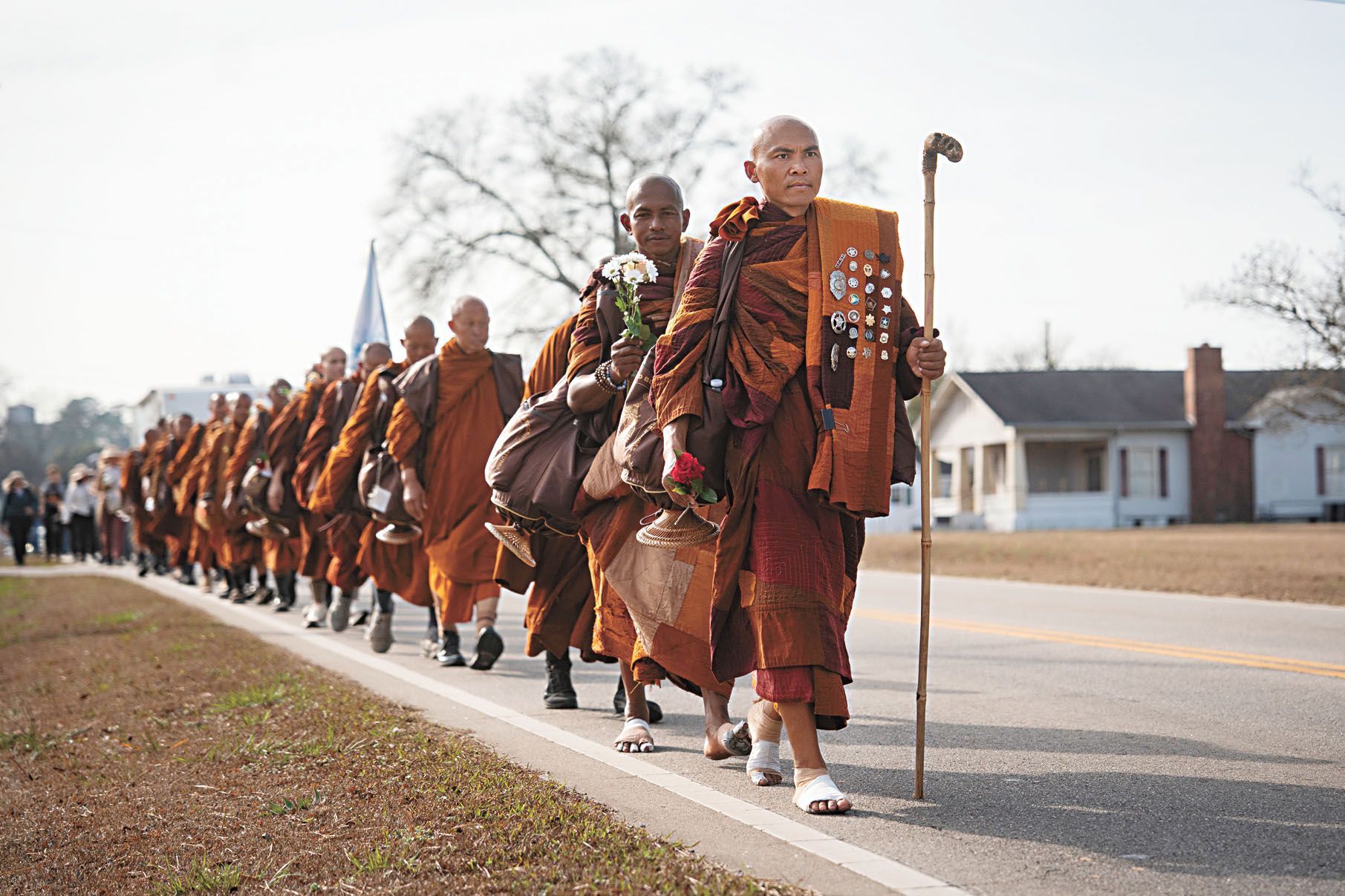 佛教僧侶們10日「和平步行」活動，途經華盛頓特區某社區。美聯社
