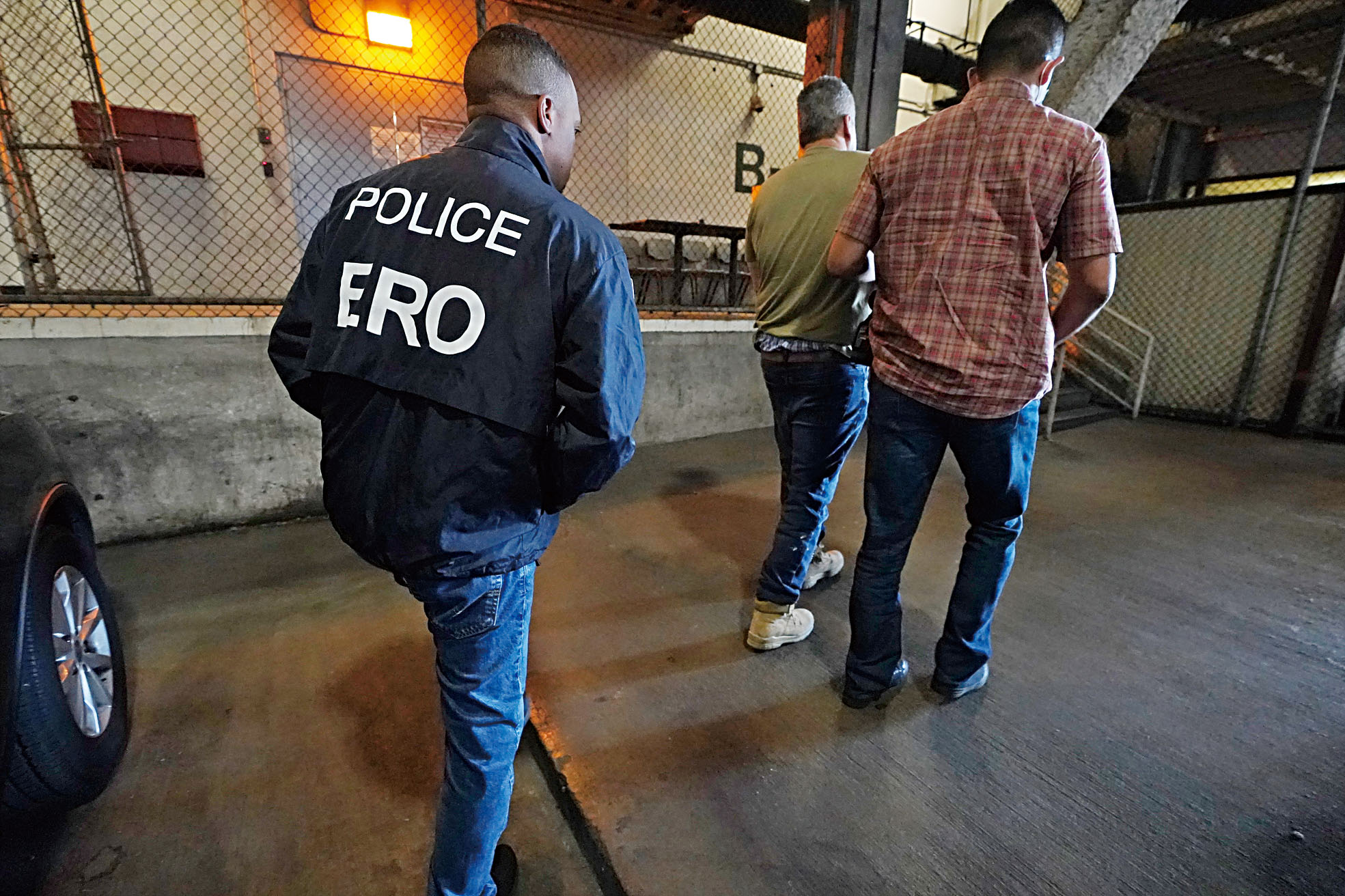 更多被拘留者選擇放棄案件，自願離開美國。美聯社資料圖片