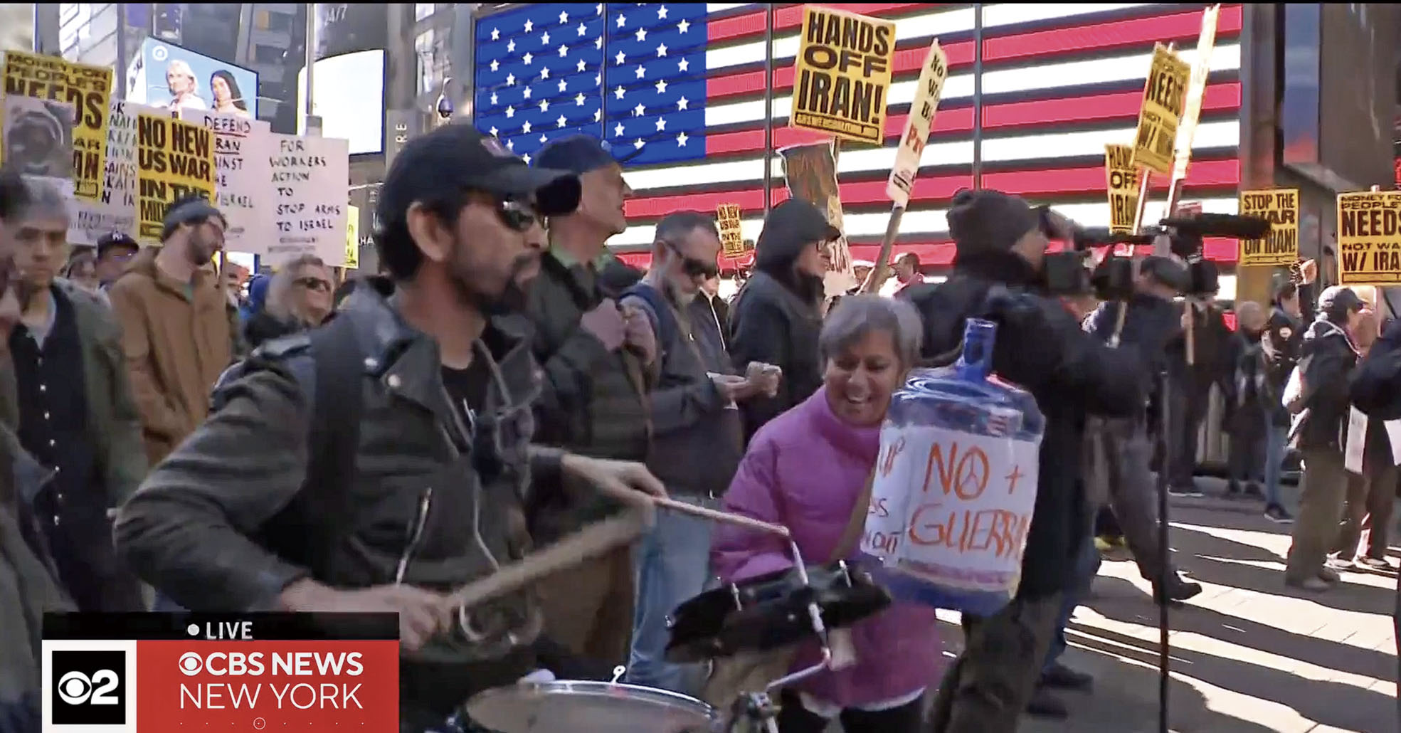 遊行隊伍由時報廣場推進，示威者一度佔據街道導致交通中斷。CBS紐約截圖