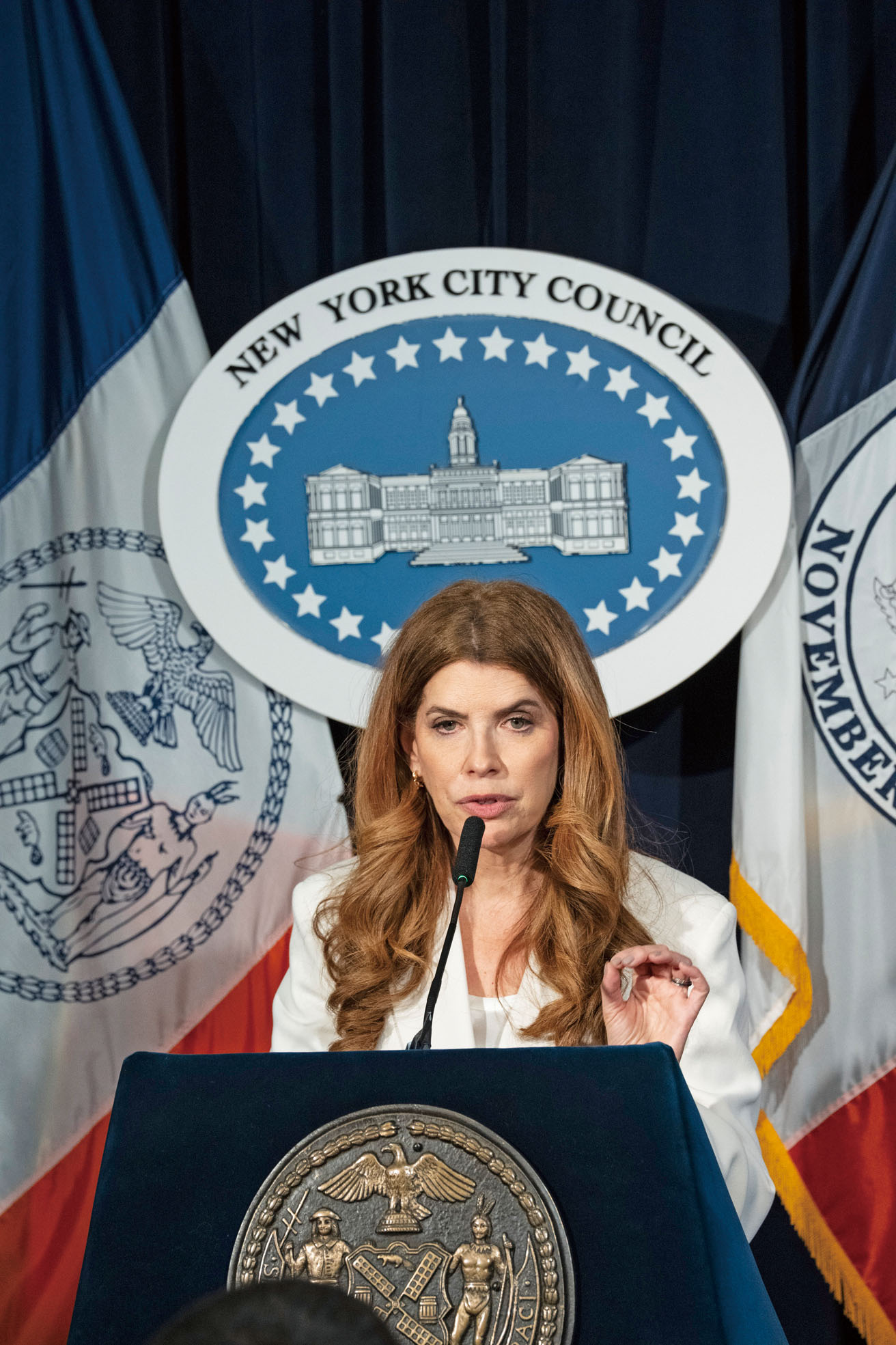 朱曼寧強調，市府有責任支持殉職警員家屬，法案將提交全體表決。James Estrin/紐約時報