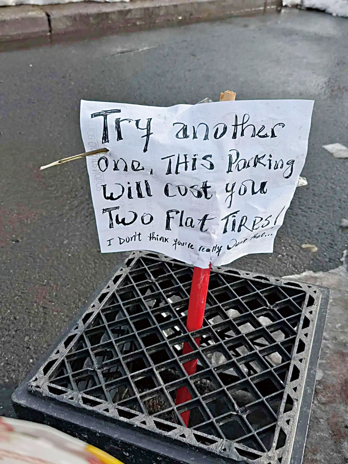 有車主威脅佔用泊位者將「面臨兩條輪胎被刺破」。伊麗莎白警務處臉書圖片