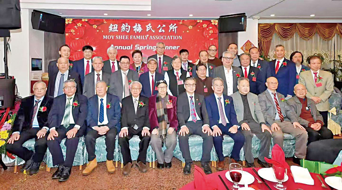 出席梅氏公所春宴的僑社嘉賓及梅氏公所的領導班子。