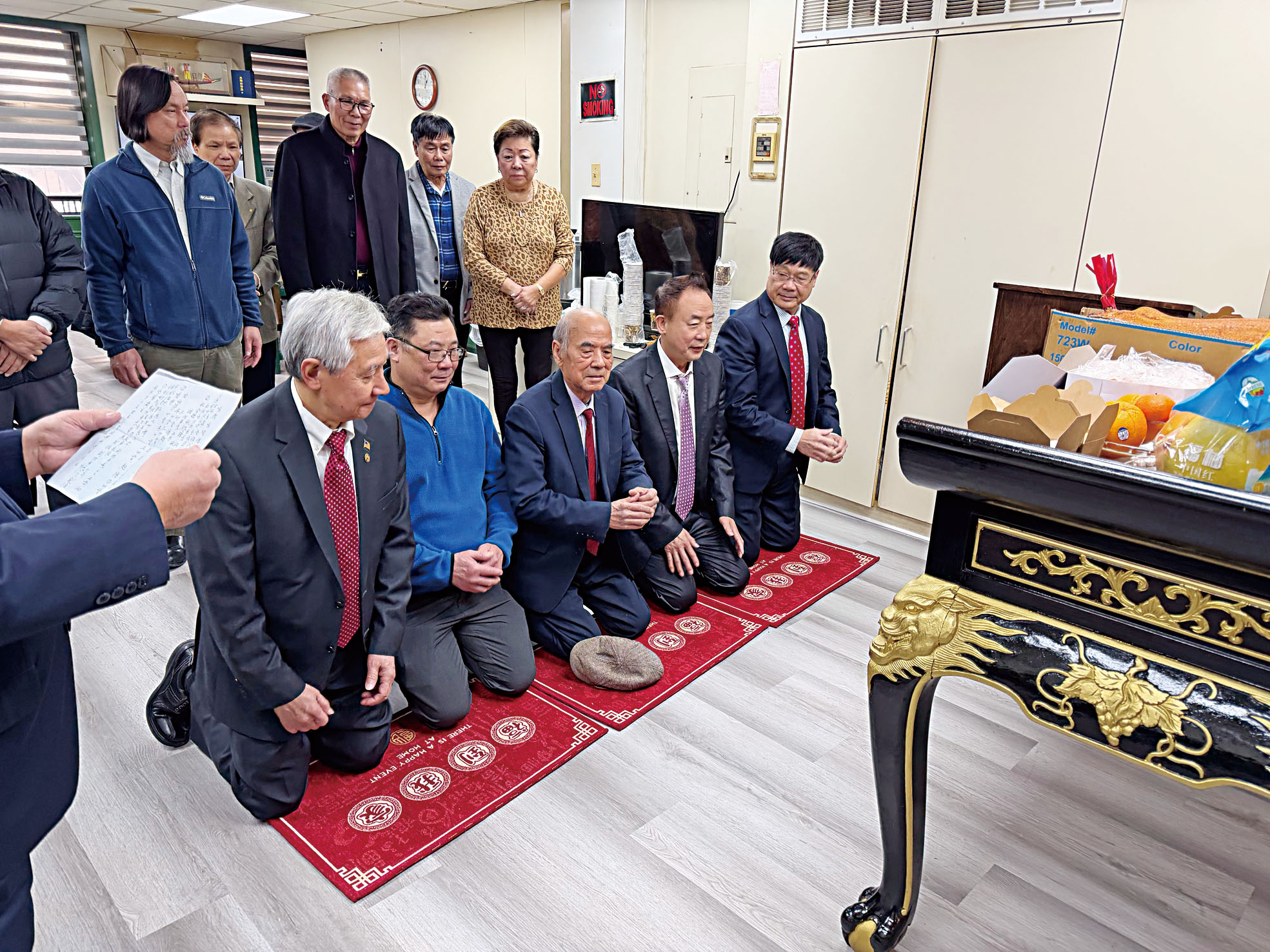 在公所二樓禮堂進行古法三跪九叩祭祖儀式。