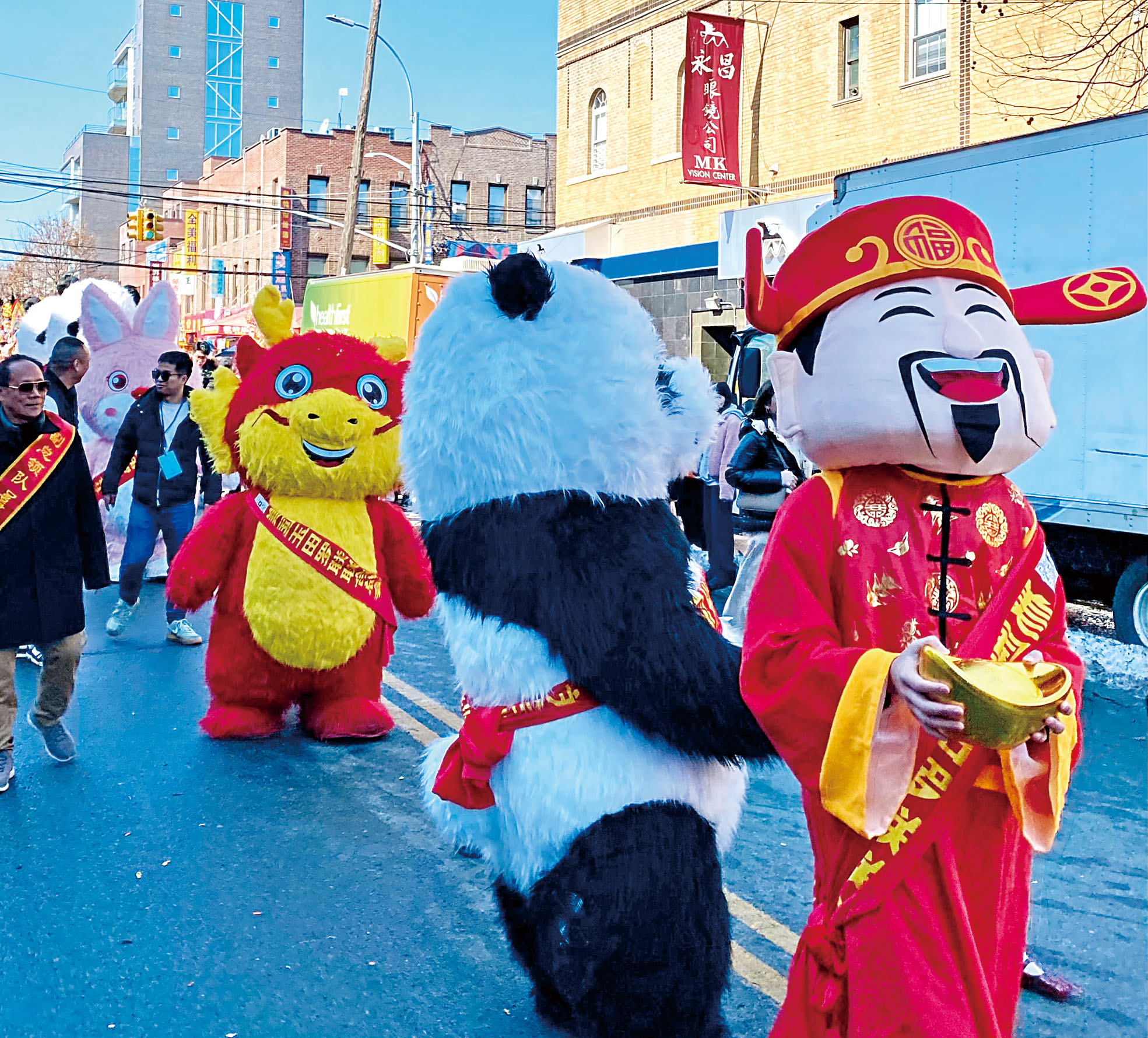 眾多卡通人物參與28日遊行。