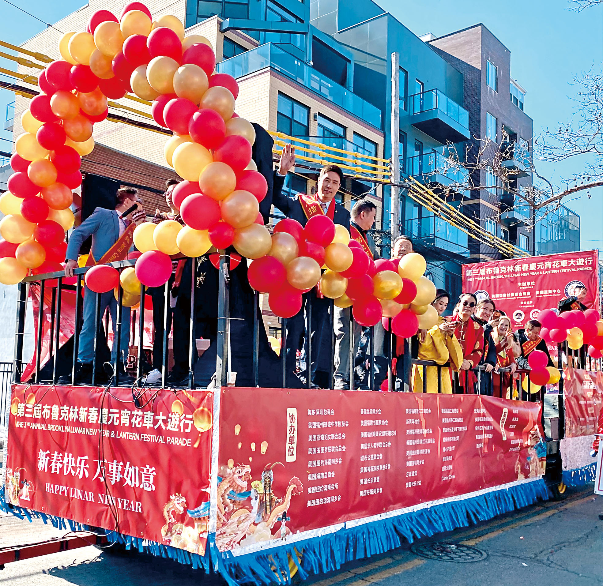 花車遊行隊伍28日從布碌崙八大道交60街出發。