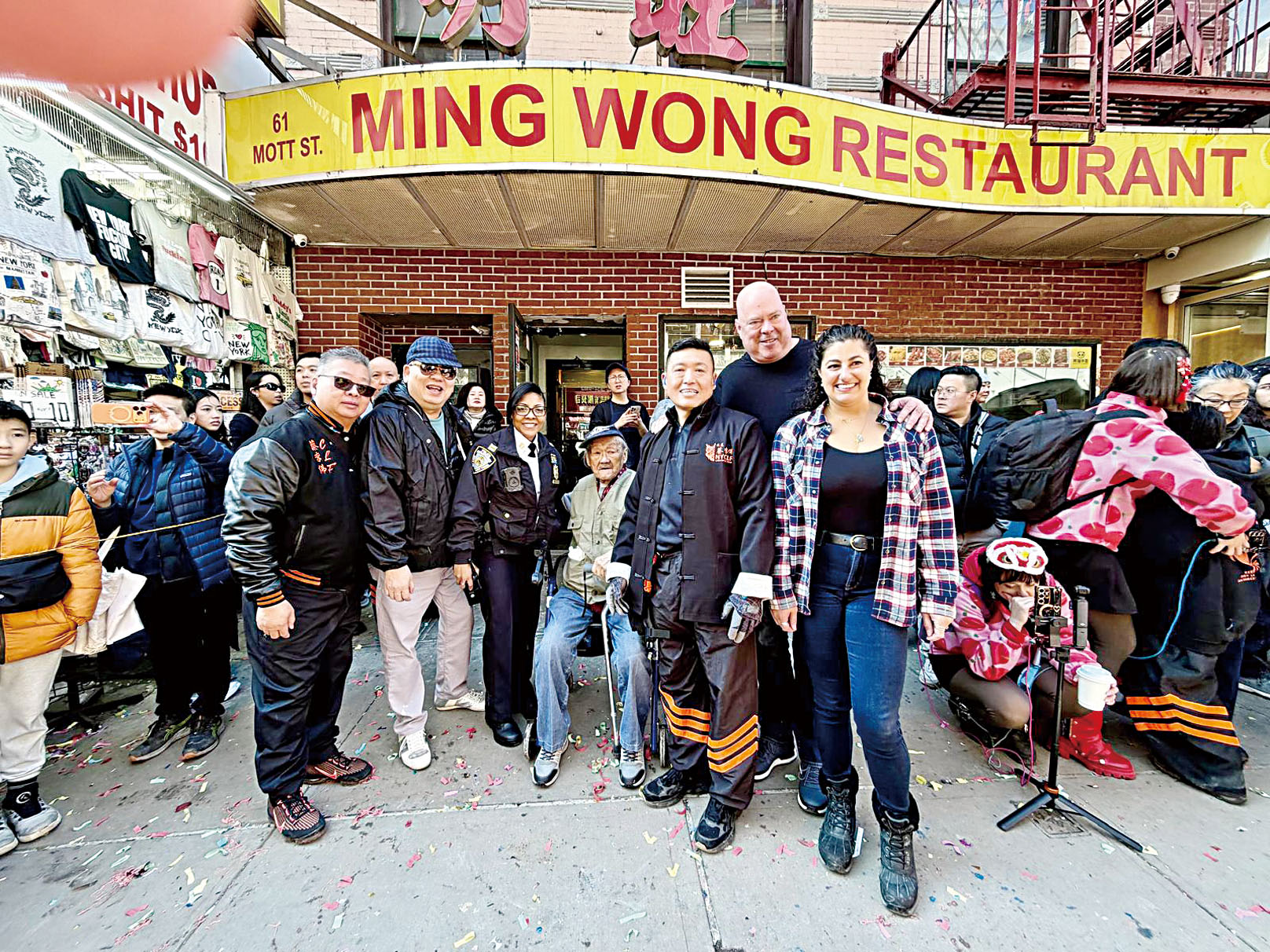 市警民鐵吾南區指揮官麥卡錫警司夫婦（右起），蔡李佛醒獅團Wilson Ng師傅，華埠聞人伍逵，五分局副局長Captain Ashford，本報全美行政總裁梅建國及醒獅師傅共同出席醒獅在華埠拜年活動。