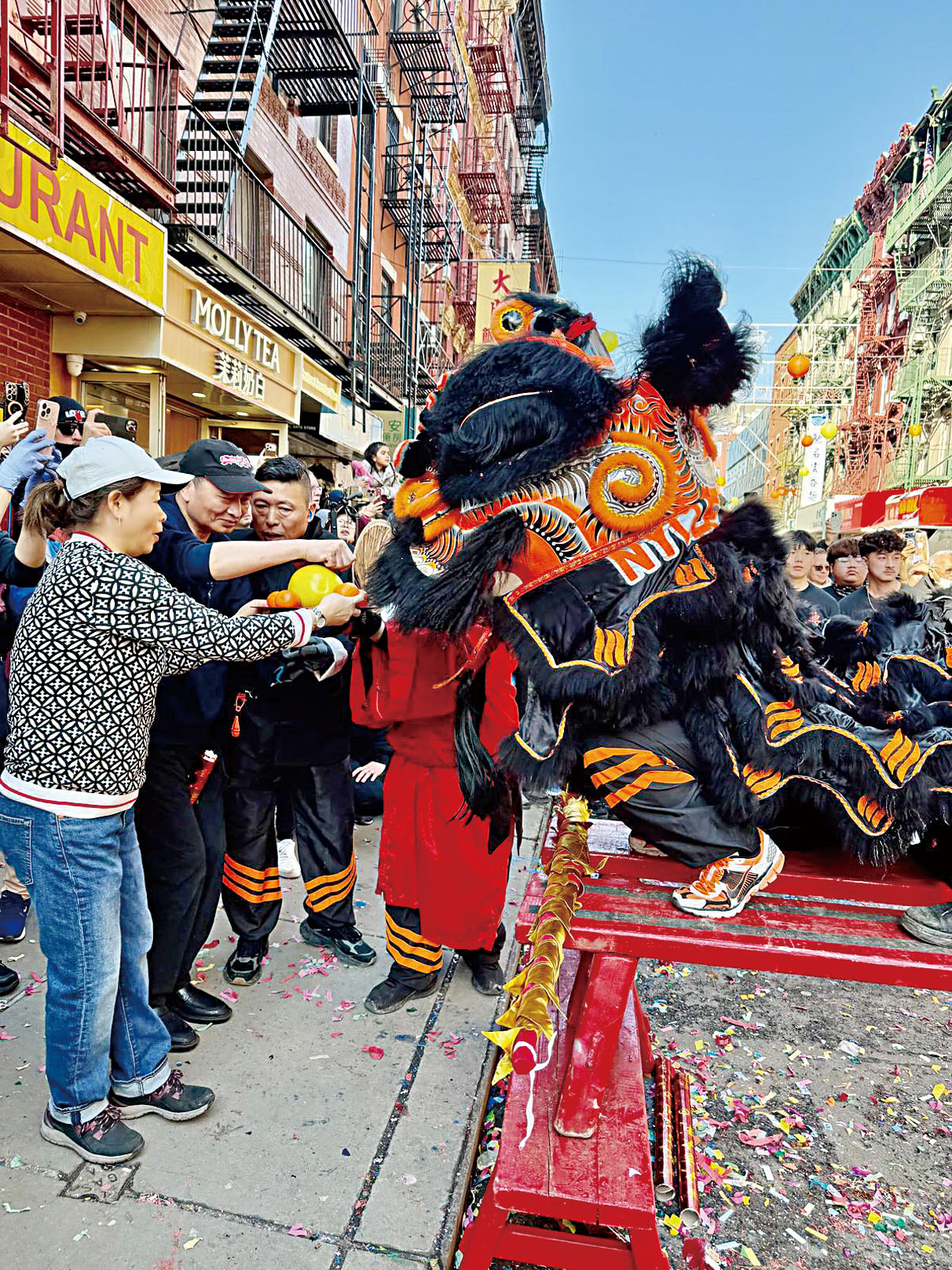 蔡李佛醒獅將貢品送給明旺餐館老闆娘明嫂。