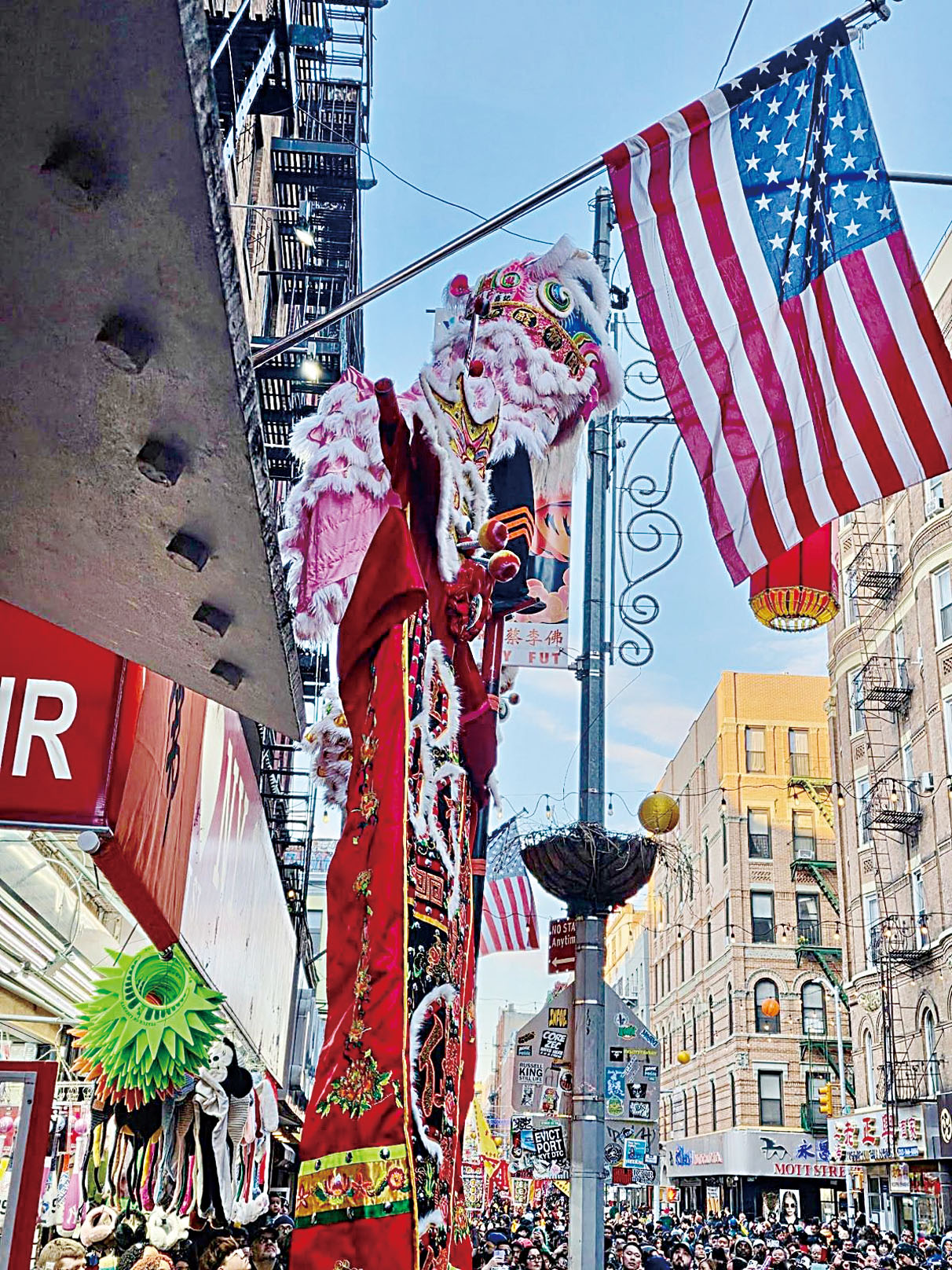 各醒獅團向華埠商戶拜年。