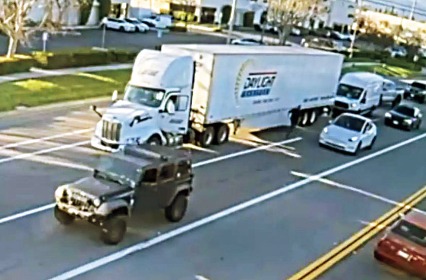 影片截圖顯示，在奇諾市大街上，一輛大型貨車疑似遭到撬車竊盜。奇諾警察局