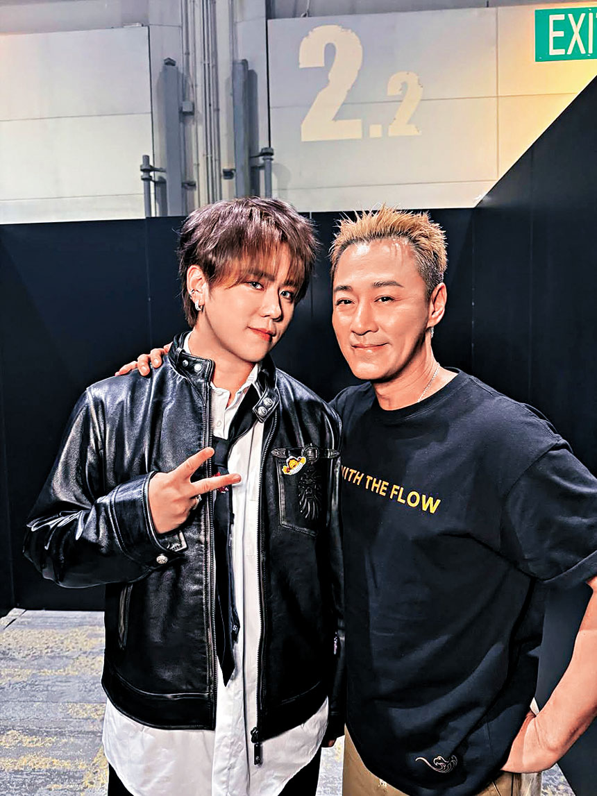 「男仔」姜濤開心同「男神」林峯合照。