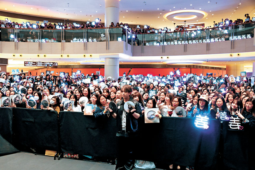簽唱會獲逾千姜糖撐場，場面勁墟冚。