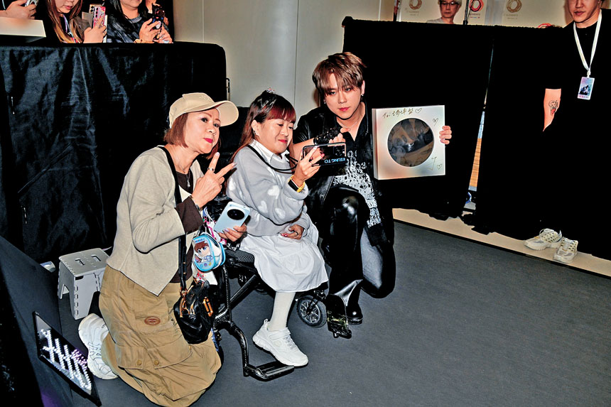 姜濤走下台與行動不便的粉絲合照，十分溫馨！