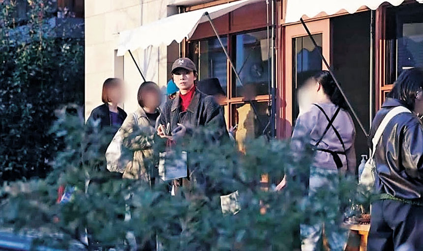 情人節當天，土居往竹內家途中，先到朱古力店買「情人節朱古力」送給他。