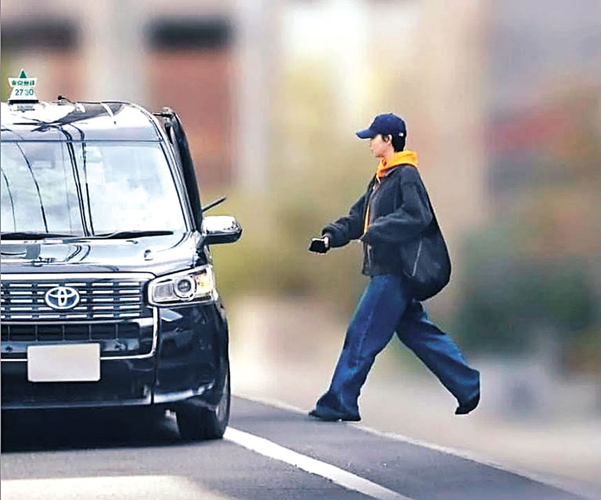土居一早從竹內家離開時被記者追訪，及後她乘的士前往工作。