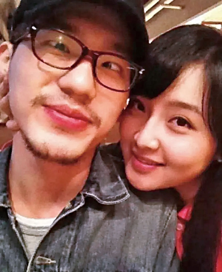 白宇與初戀女友的合影。網上圖片