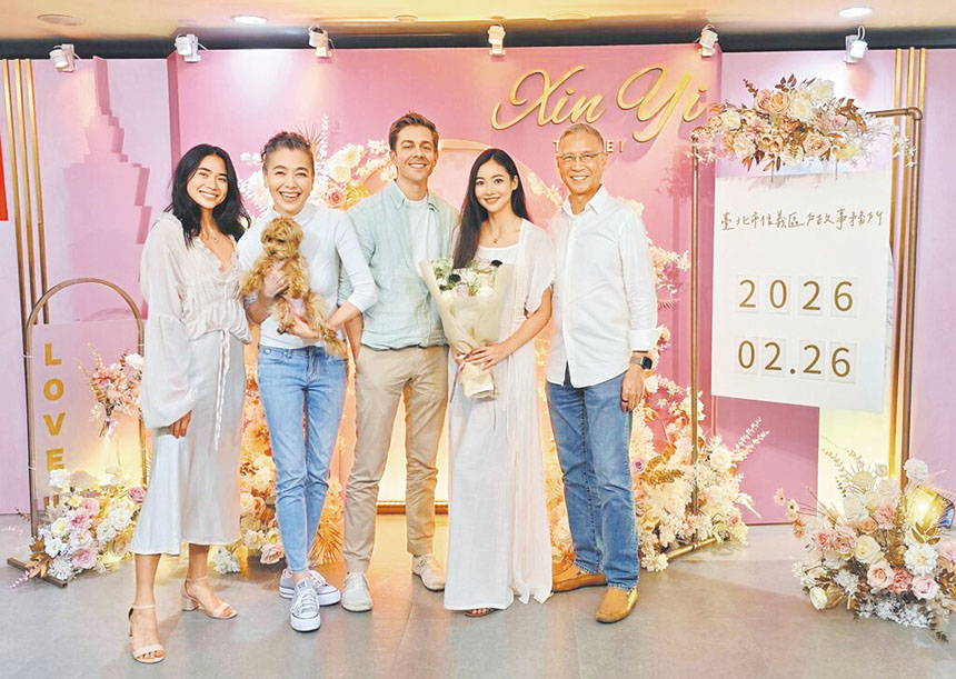 謝沛恩（右二）與老公Dana在家人的陪同下完成結婚登記。網上圖片