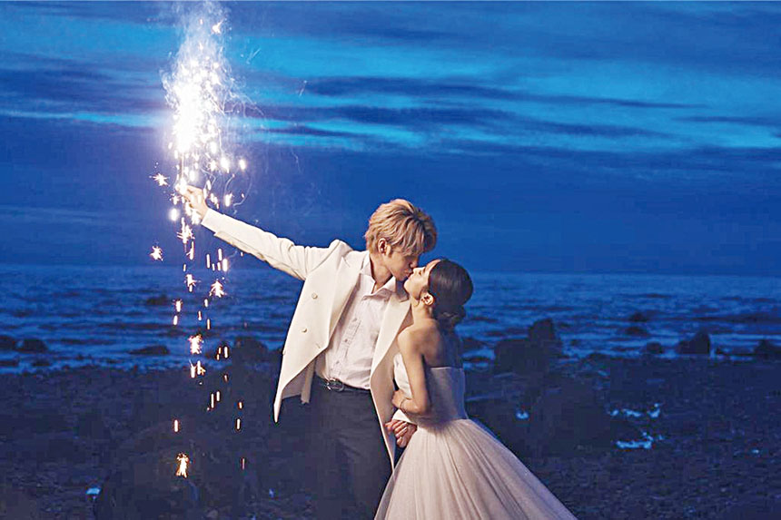 鼓鼓與大元歡慶結婚周年,曬出甜蜜親吻照。網上圖片